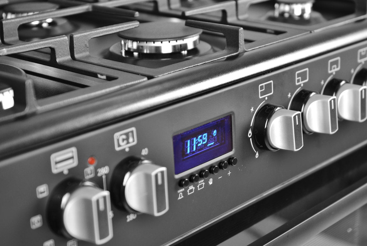 Wiggo WO‑E969R(BB) – Vrijstaand gasfornuis – 90 cm – 6 kookzones met dubbele wokbrander – 110L elektrische oven – Zwart – Elektrische vonkontsteking & vlambeveiliging – Ener