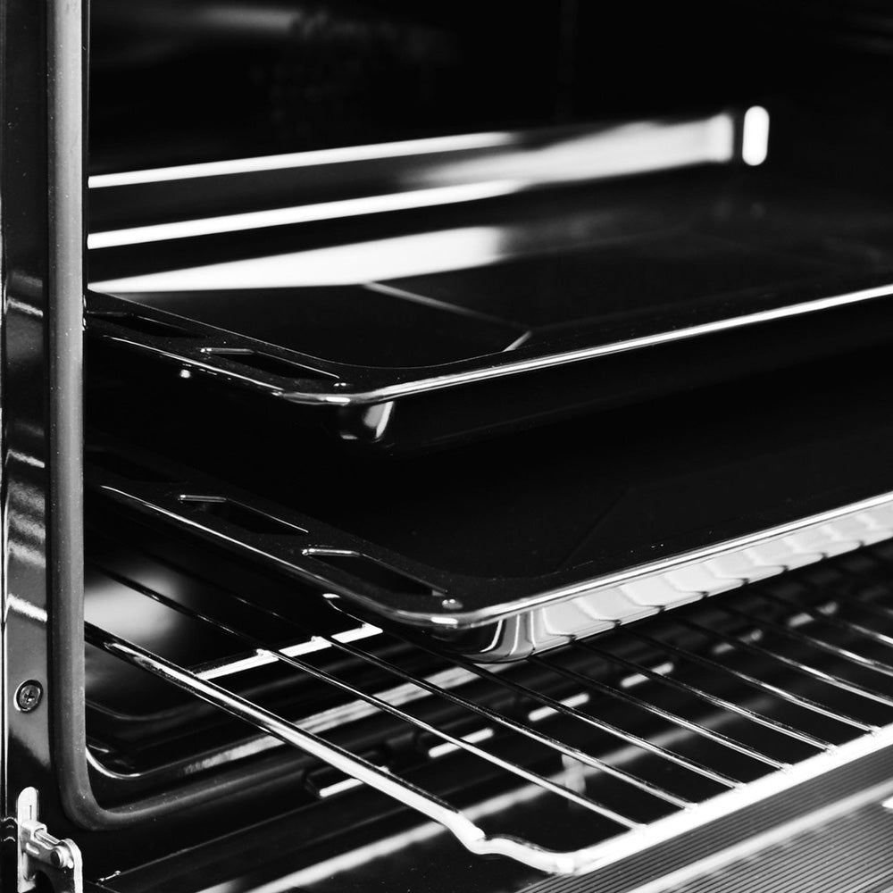 Wiggo WO-E609R(BB)-2 Vrijstaande Gasfornuis - 60 cm - Zwart ovenruimte met bakplaten en rekken.