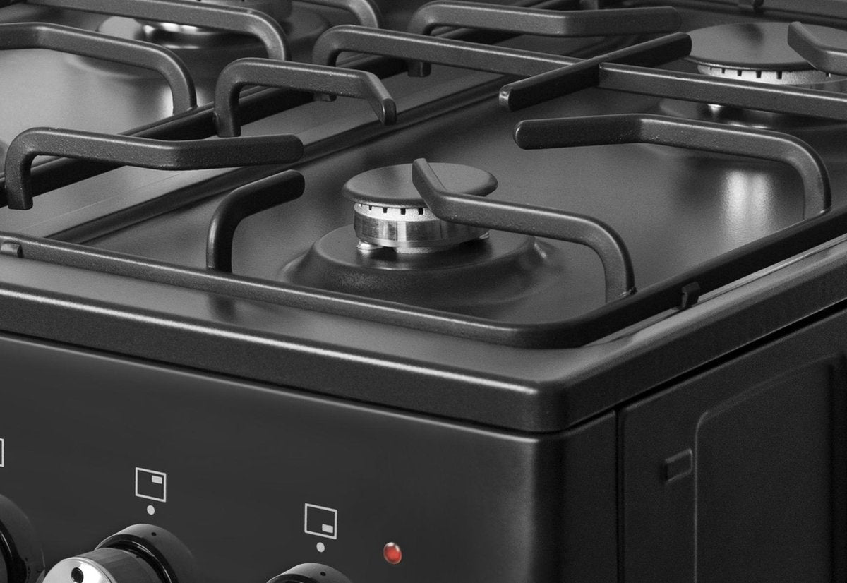 Wiggo WO‑E603R(BB) – Vrijstaand gasfornuis – 60 cm – 4 kookzones – 56L elektrische oven – Zwart – Elektrische vonkontsteking & vlambeveiliging – Energieklasse A – 5 jaar gar