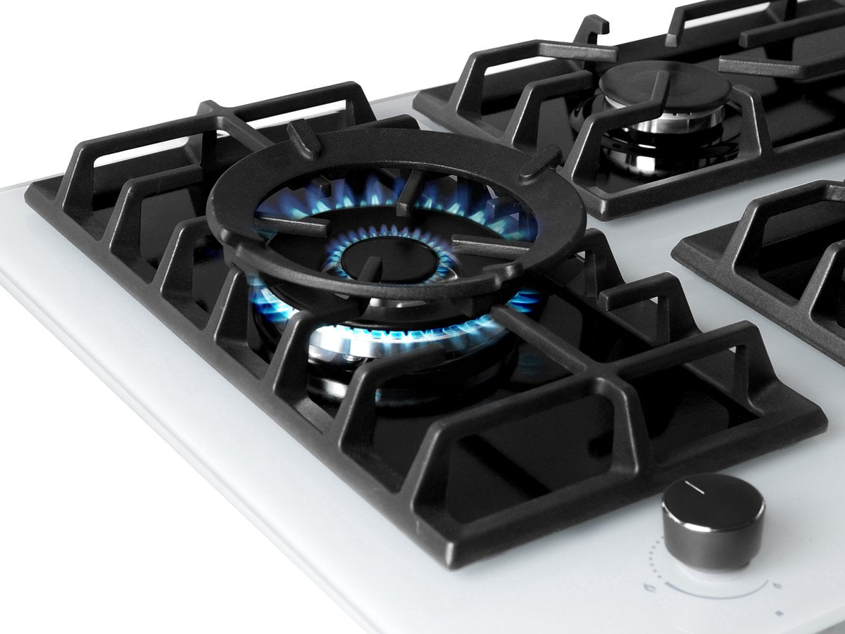 Wiggo WH-G935RR(W)-2 Inbouw Gaskookplaat - 90 cm - Wit met actieve wokbrander en vlammen in beeld.