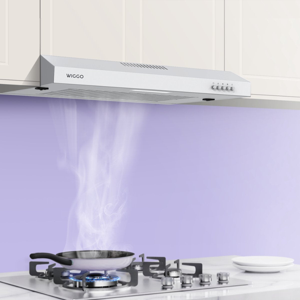 Wiggo WE-C630V(W) Onderbouw Afzuigkap - 60 cm - Wit boven een fornuis met damp en rook.