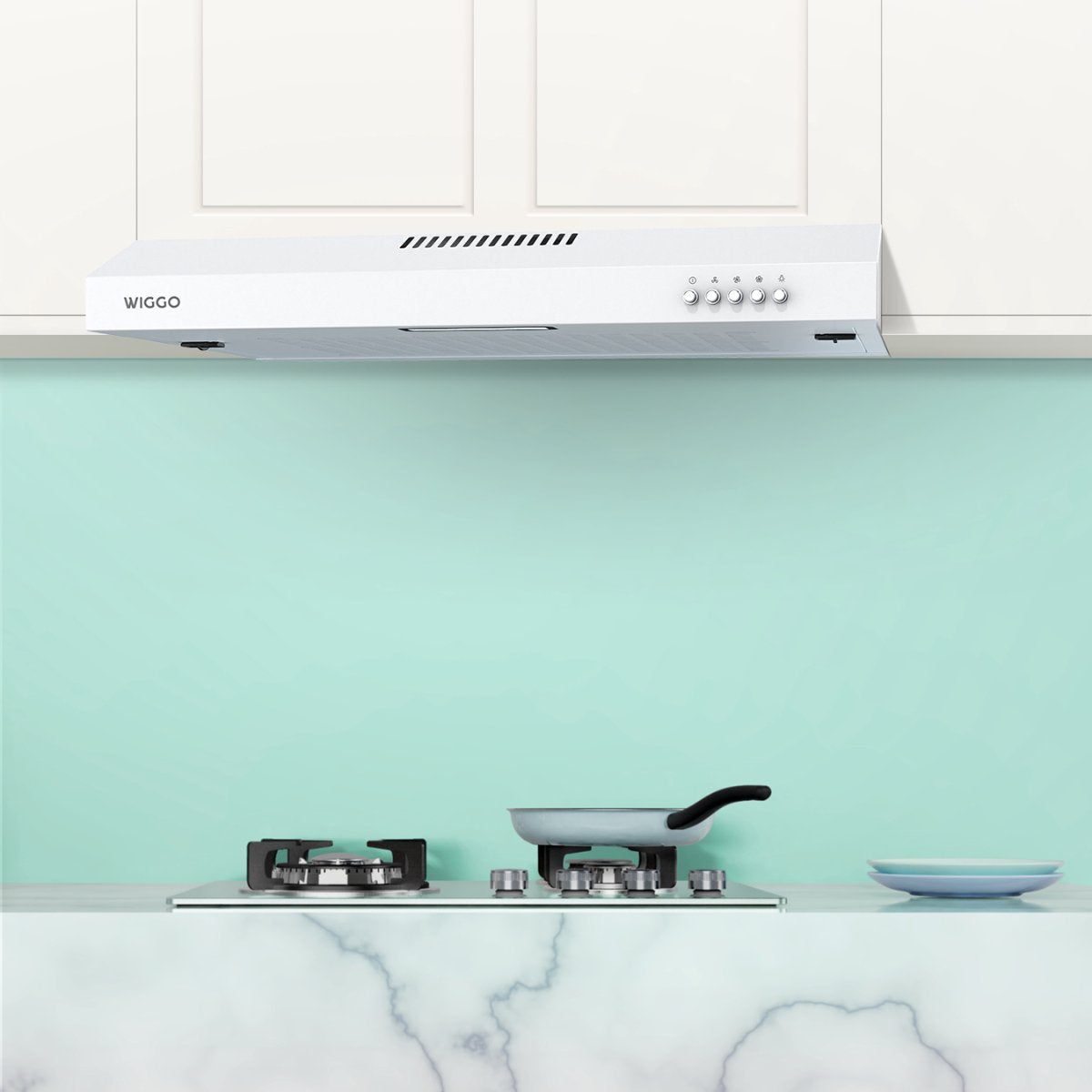 Wiggo WE-C630V(W) Onderbouw Afzuigkap - 60 cm - Wit geïnstalleerd boven een fornuis in een moderne keuken.