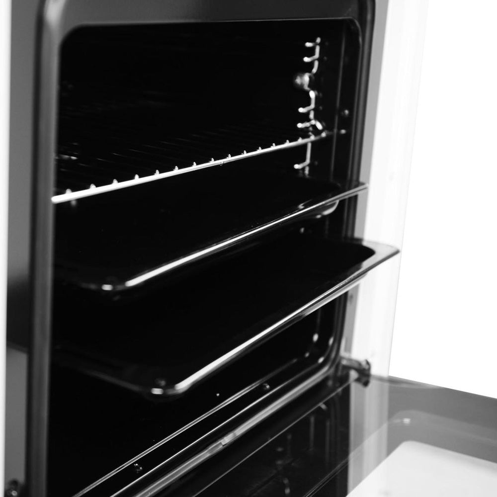Interieur van de Wiggo WO-E609R(BB)-2 Vrijstaande Gasfornuis - 60 cm - Zwart met drie ovenplanken.