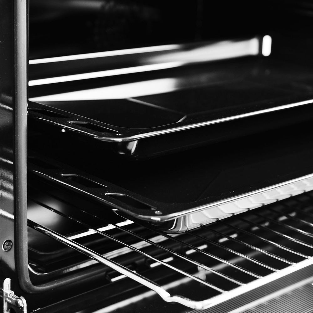 Interieur van de Wiggo WO-E906B(BX) Vrijstaande Gasfornuis - 90 cm - Zwart met ovenplaten.